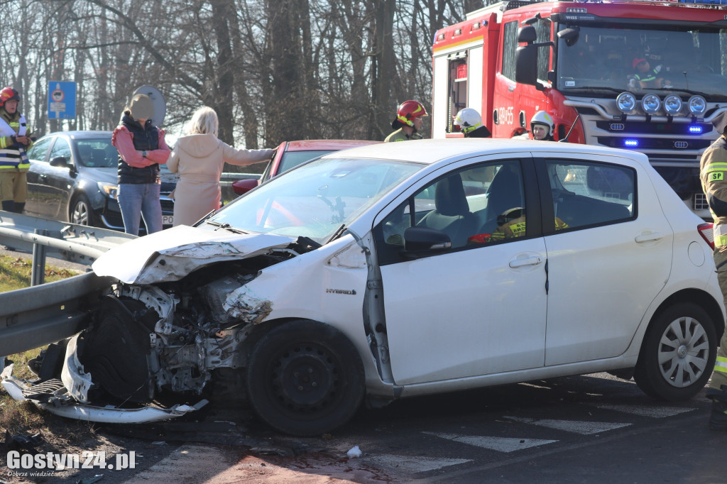 Rozpędzony TIR uderzył w osobową toyotę