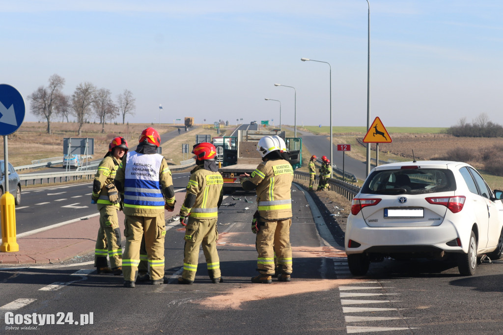 Rozpędzony TIR uderzył w osobową toyotę