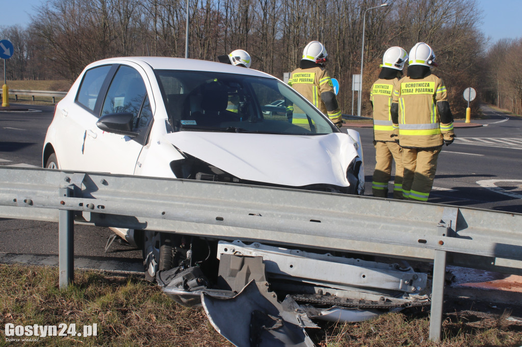 Rozpędzony TIR uderzył w osobową toyotę