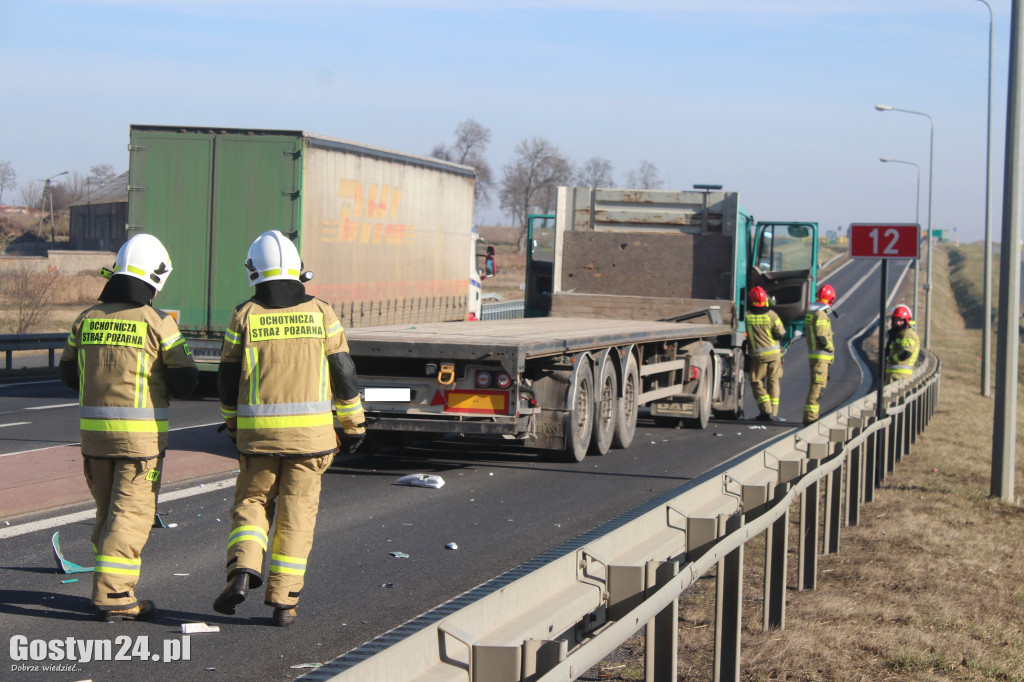 Rozpędzony TIR uderzył w osobową toyotę