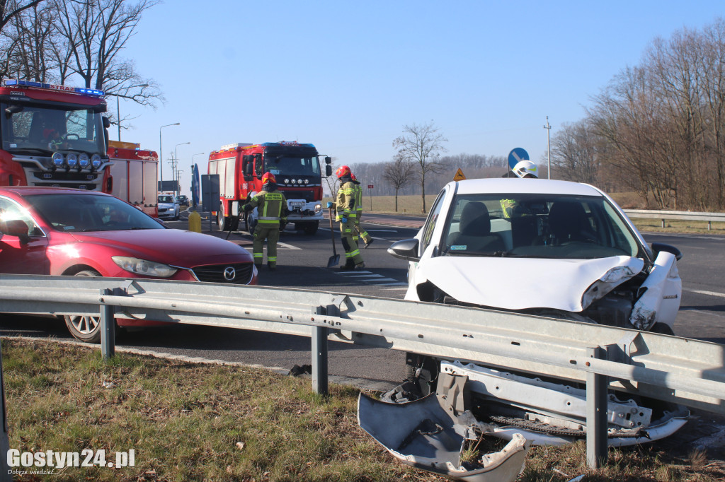 Rozpędzony TIR uderzył w osobową toyotę