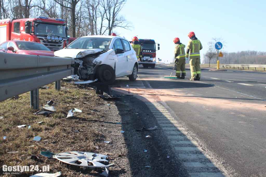 Rozpędzony TIR uderzył w osobową toyotę