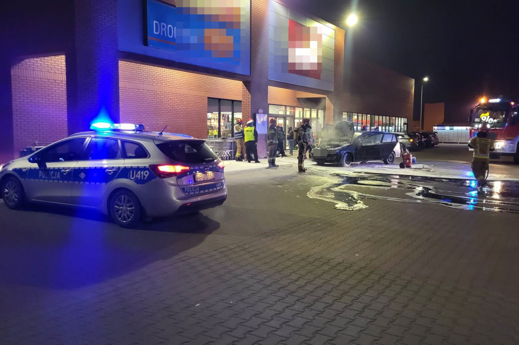 Pożar samochodu przy markecie w Piaskach