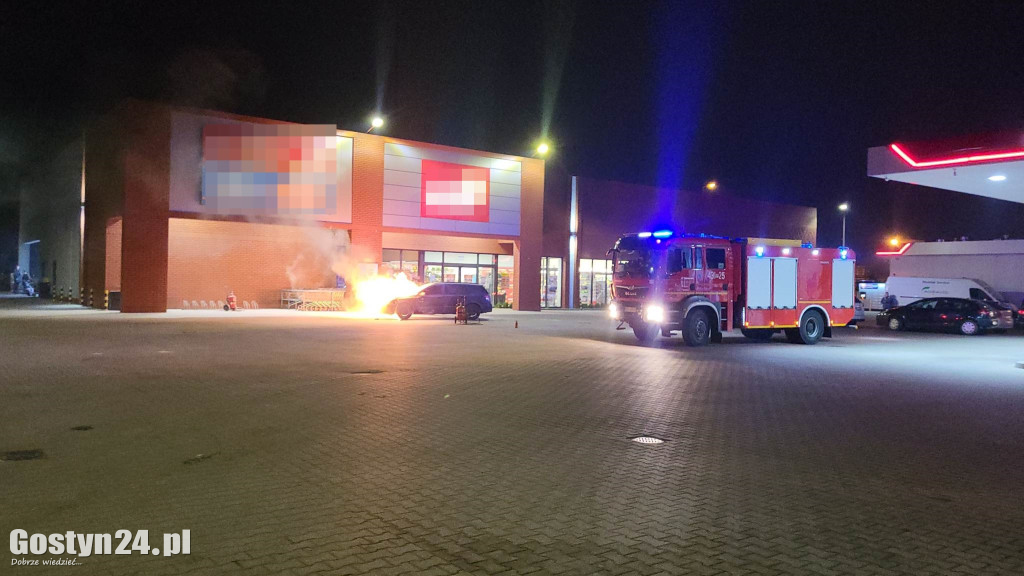 Pożar samochodu przy markecie w Piaskach