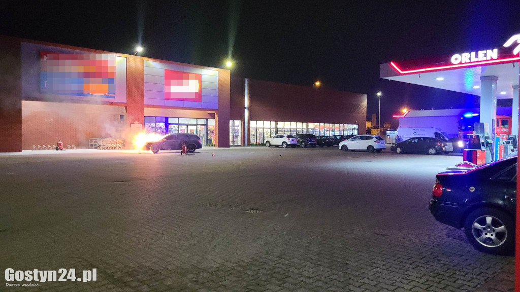 Pożar samochodu przy markecie w Piaskach