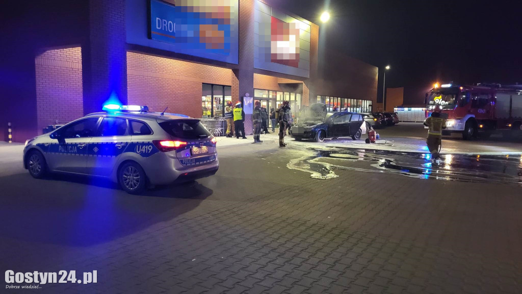 Pożar samochodu przy markecie w Piaskach