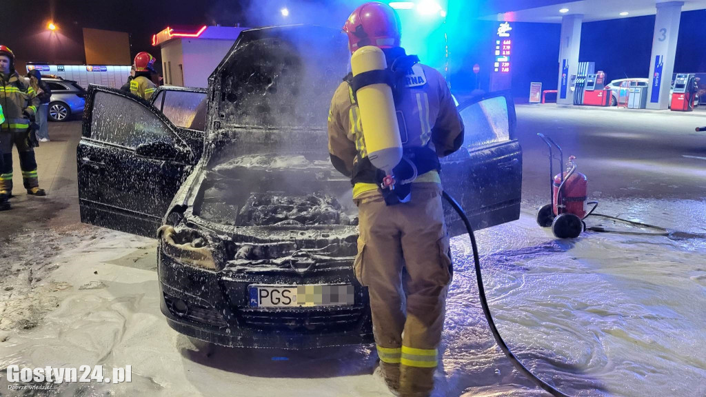 Pożar samochodu przy markecie w Piaskach