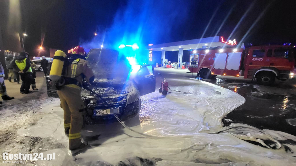 Pożar samochodu przy markecie w Piaskach