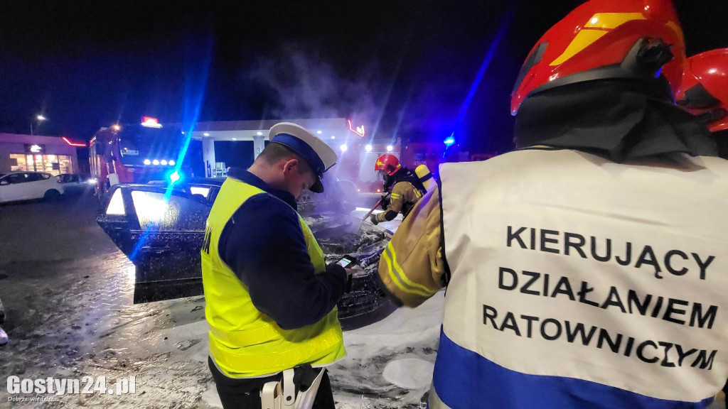 Pożar samochodu przy markecie w Piaskach