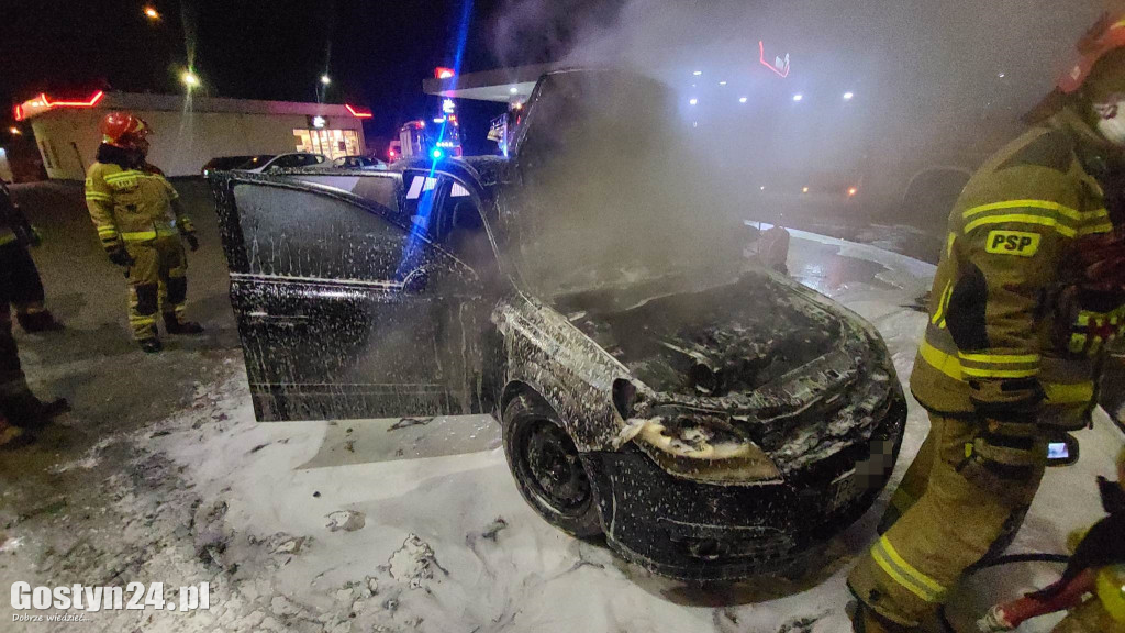 Pożar samochodu przy markecie w Piaskach