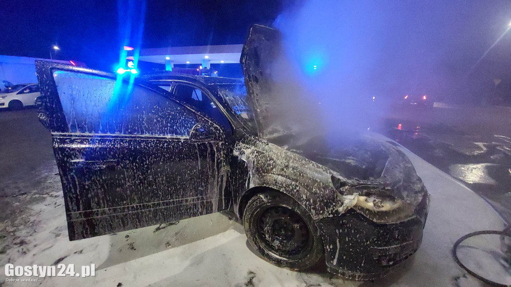 Pożar samochodu przy markecie w Piaskach