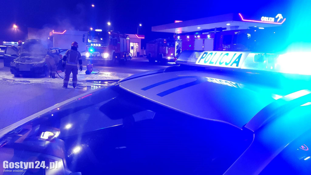 Pożar samochodu przy markecie w Piaskach