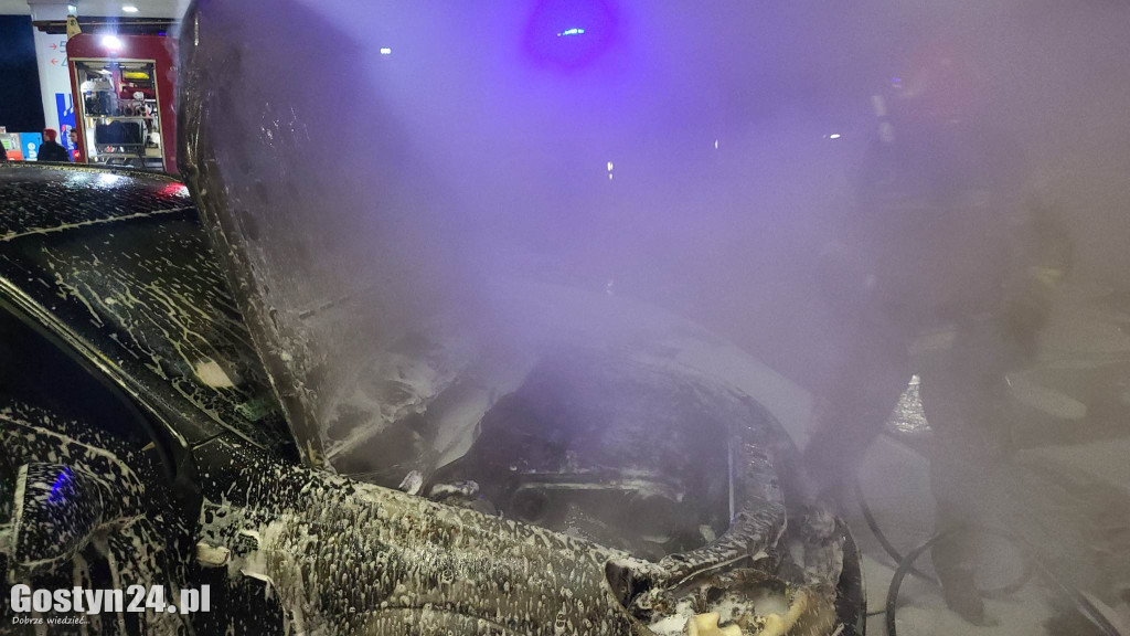 Pożar samochodu przy markecie w Piaskach