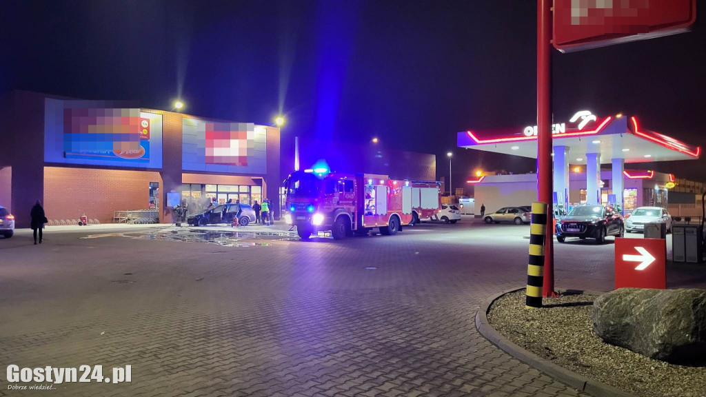 Pożar samochodu przy markecie w Piaskach