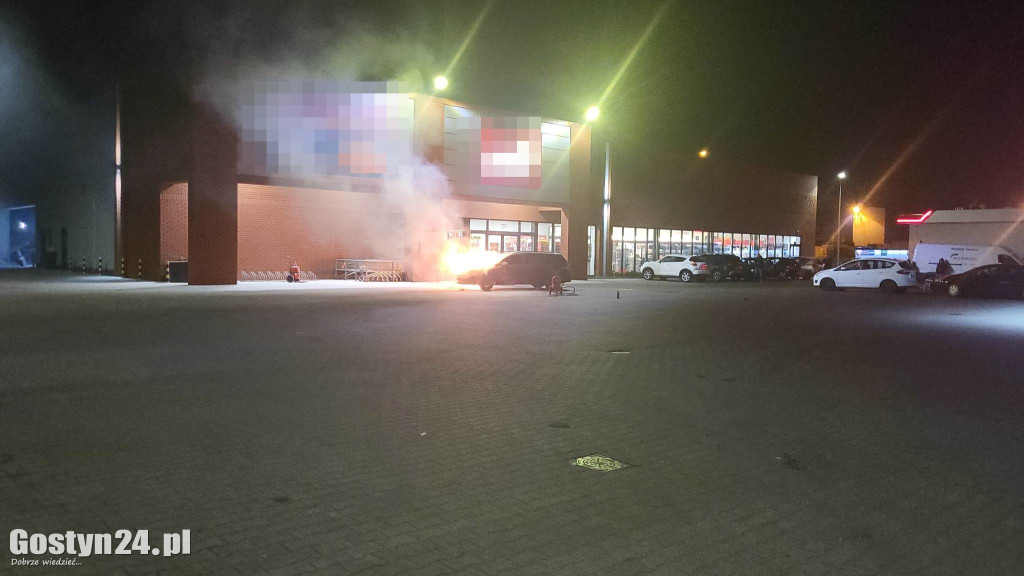 Pożar samochodu przy markecie w Piaskach