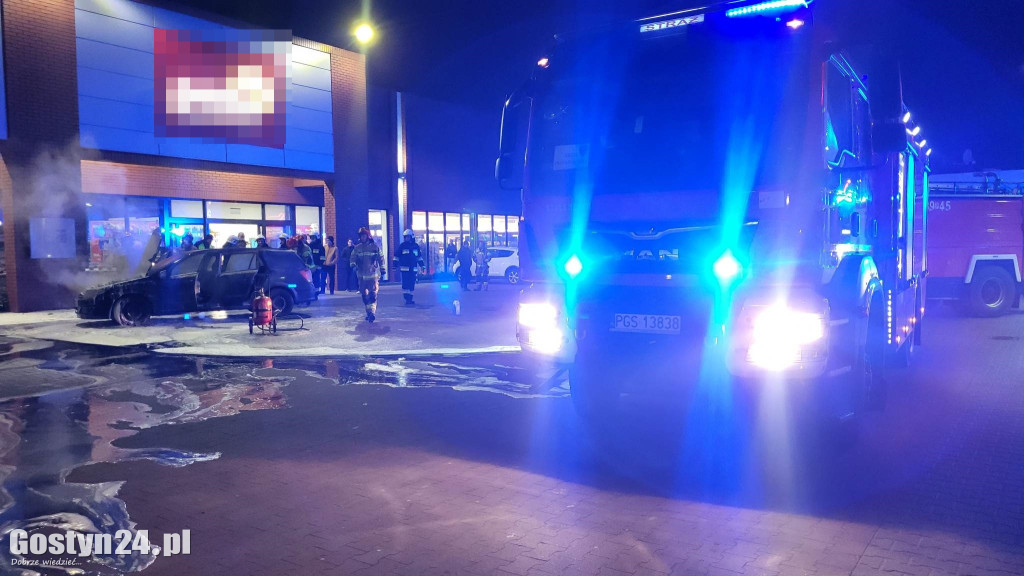 Pożar samochodu przy markecie w Piaskach