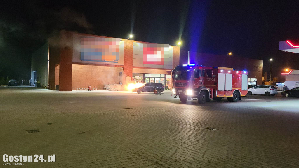 Pożar samochodu przy markecie w Piaskach