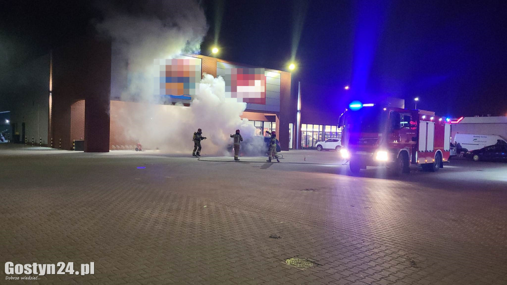 Pożar samochodu przy markecie w Piaskach