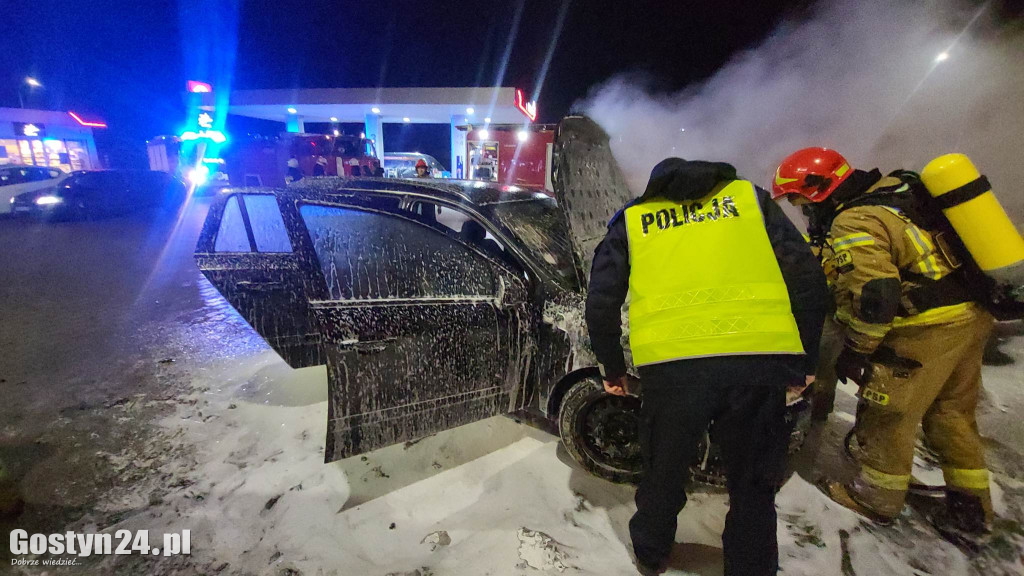 Pożar samochodu przy markecie w Piaskach