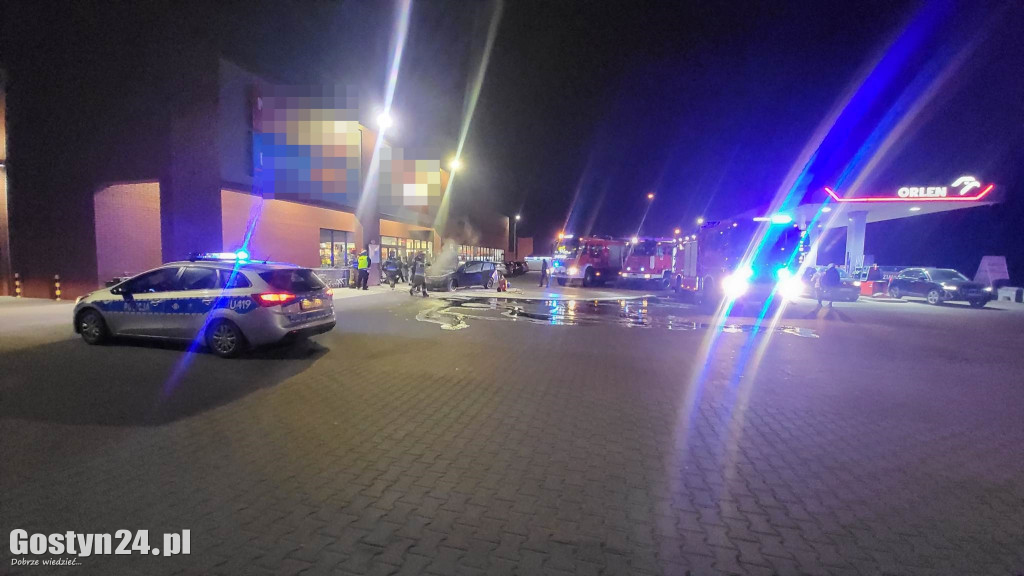 Pożar samochodu przy markecie w Piaskach