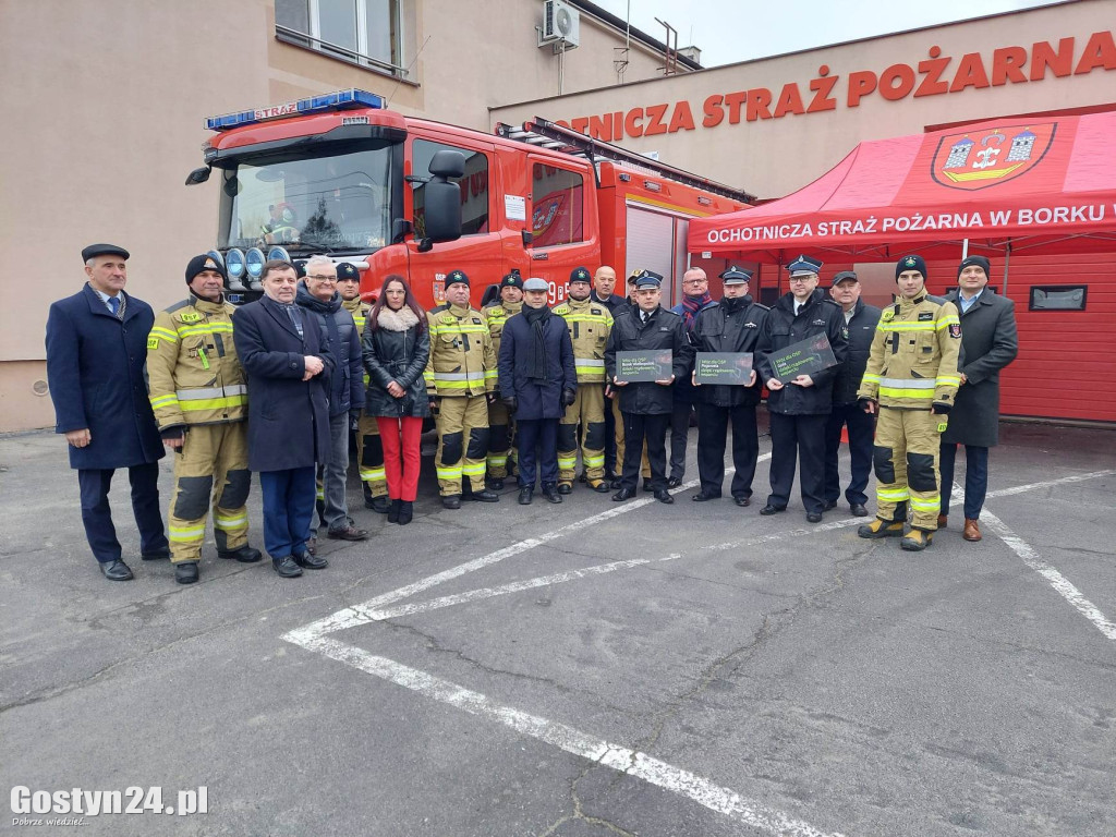 Wręczenie decyzji o przyznaniu dotacji na wozy dla OSP