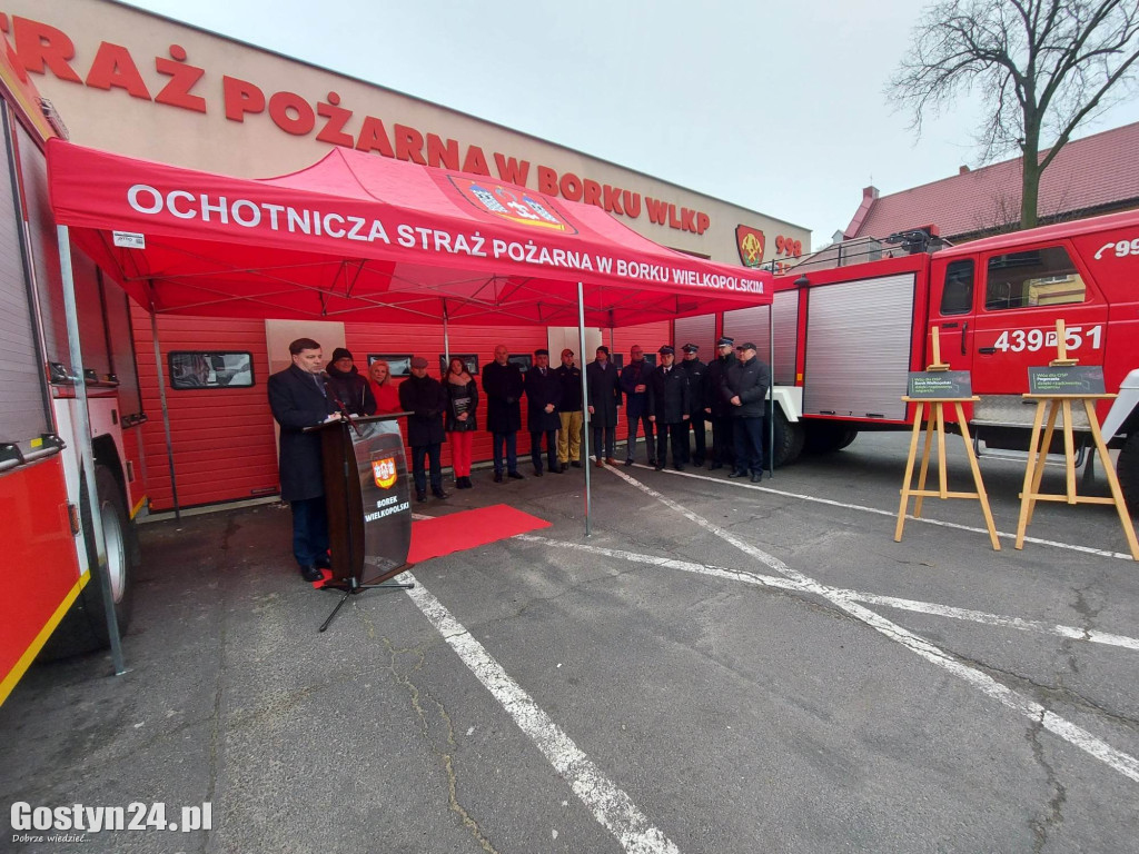Wręczenie decyzji o przyznaniu dotacji na wozy dla OSP