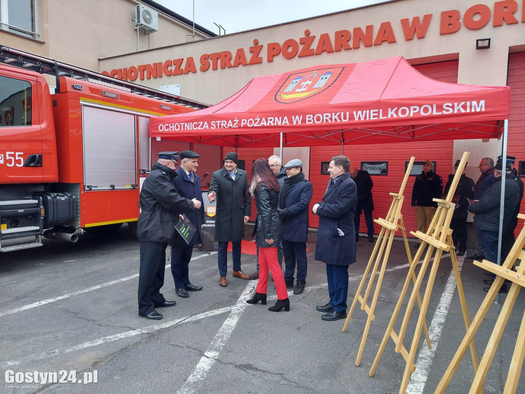 Wręczenie decyzji o przyznaniu dotacji na wozy dla OSP