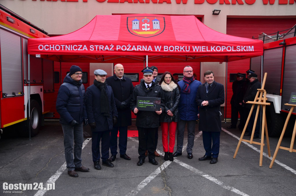 Wręczenie decyzji o przyznaniu dotacji na wozy dla OSP