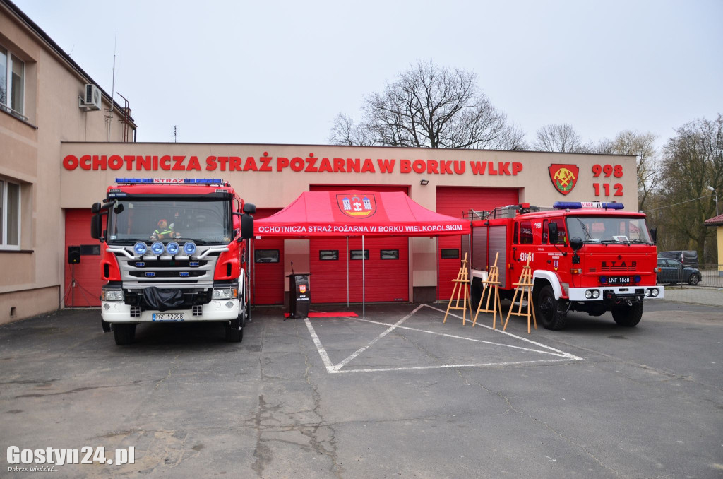 Wręczenie decyzji o przyznaniu dotacji na wozy dla OSP