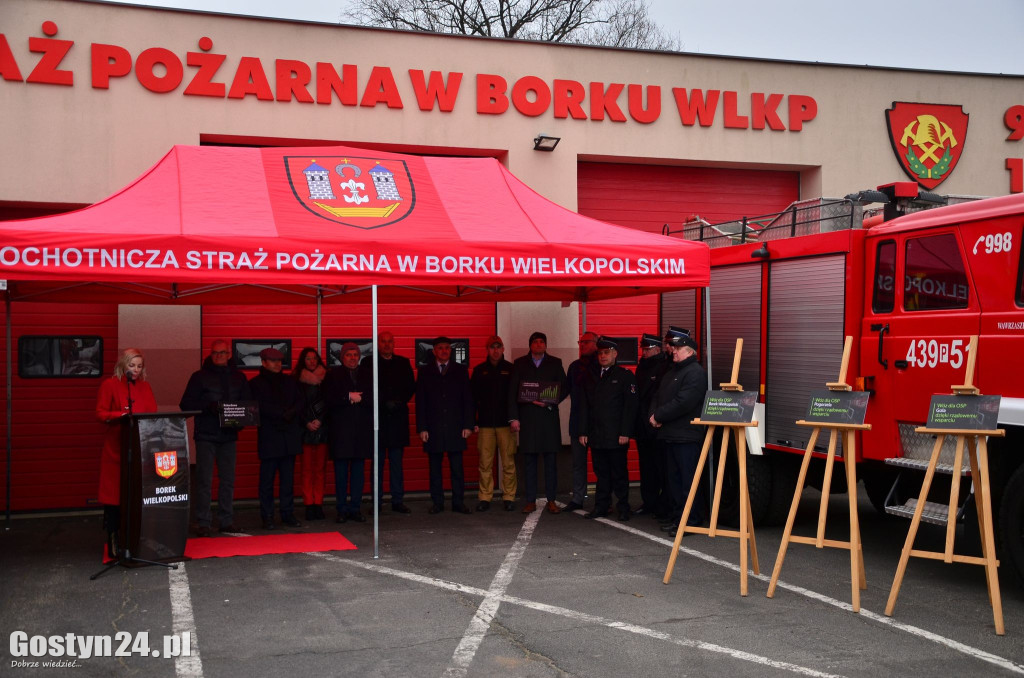 Wręczenie decyzji o przyznaniu dotacji na wozy dla OSP