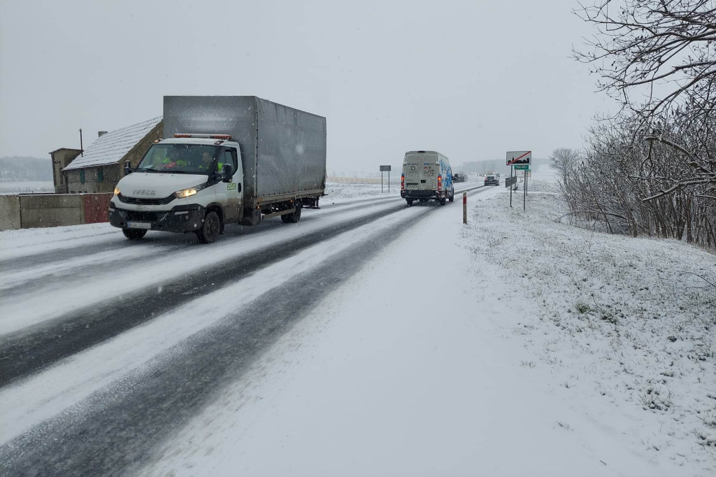 Fatalne warunki na drogach po opadach śniegu