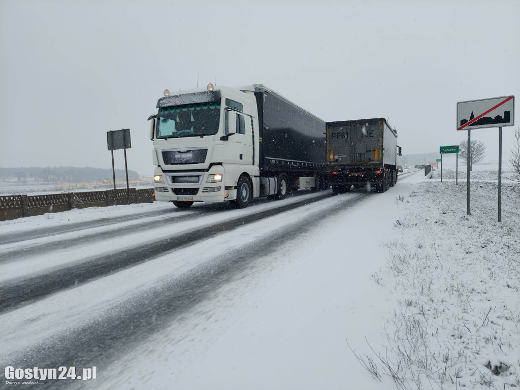 Fatalne warunki na drogach po opadach śniegu