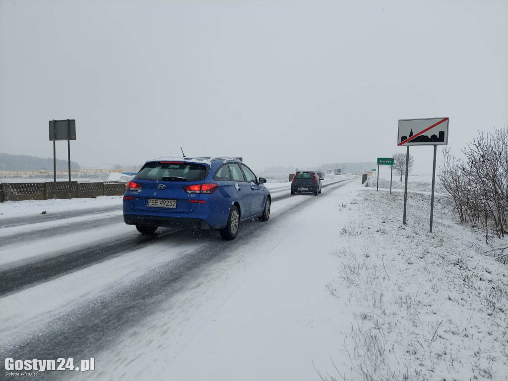 Fatalne warunki na drogach po opadach śniegu