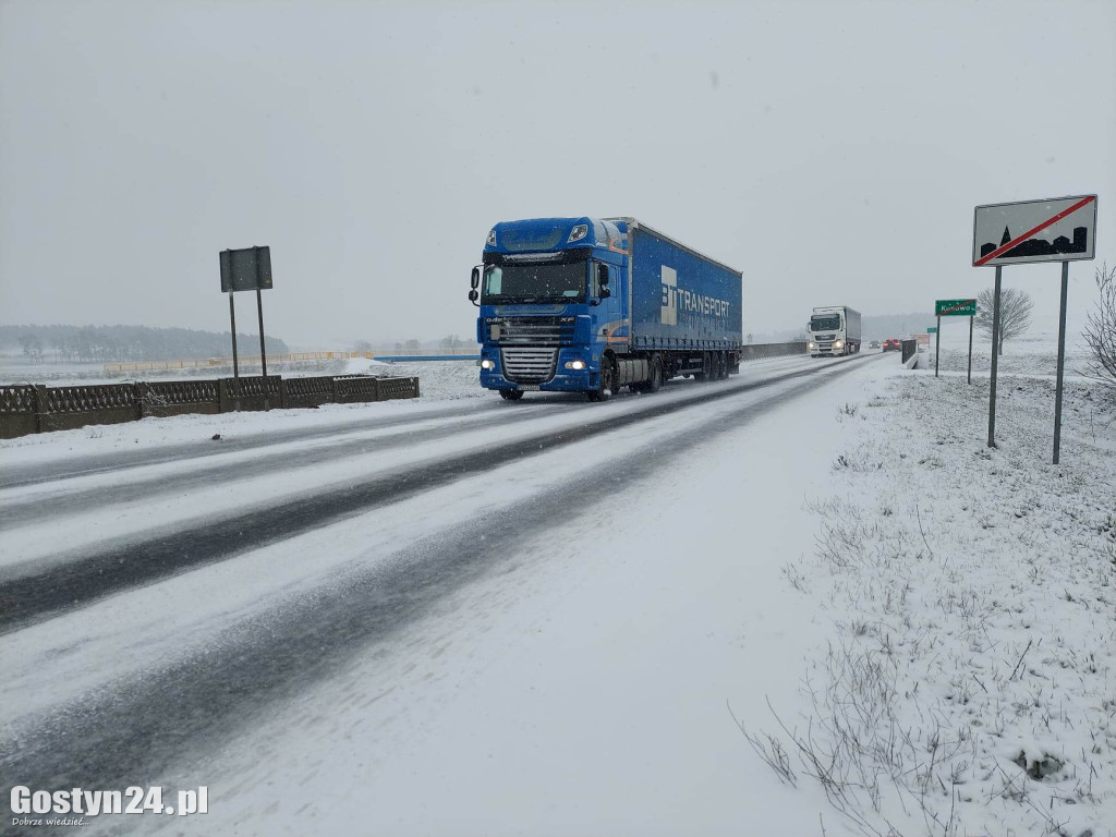 Fatalne warunki na drogach po opadach śniegu