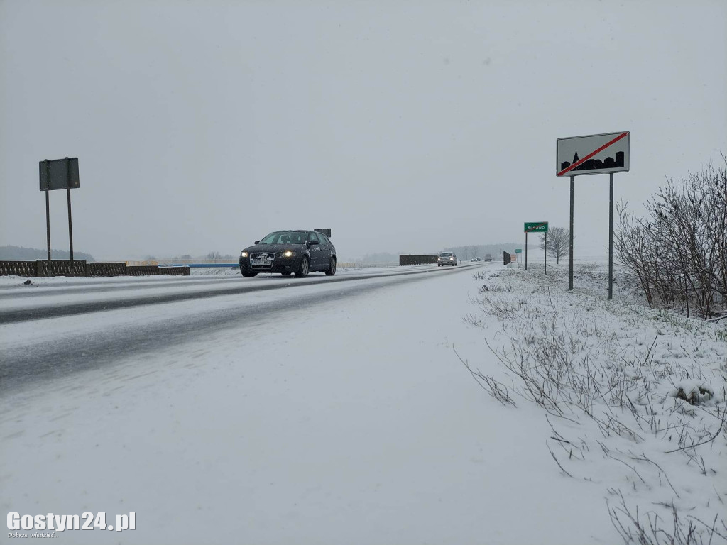 Fatalne warunki na drogach po opadach śniegu