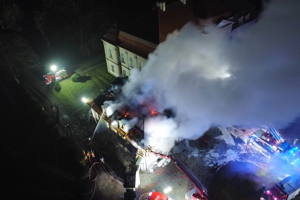 Potężny pożar zabytkowego pałacu w Pępowie.