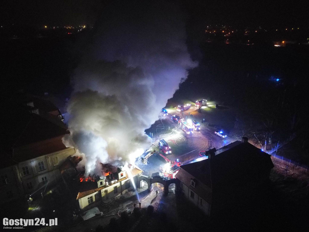 Potężny pożar zabytkowego pałacu w Pępowie.