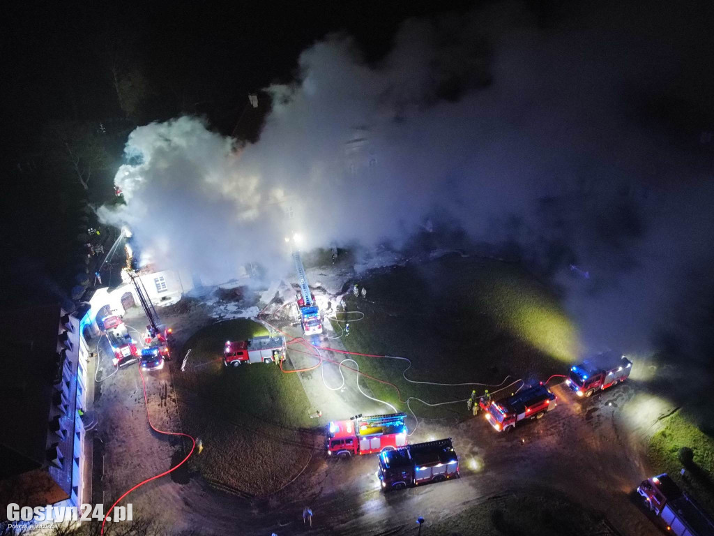 Potężny pożar zabytkowego pałacu w Pępowie.
