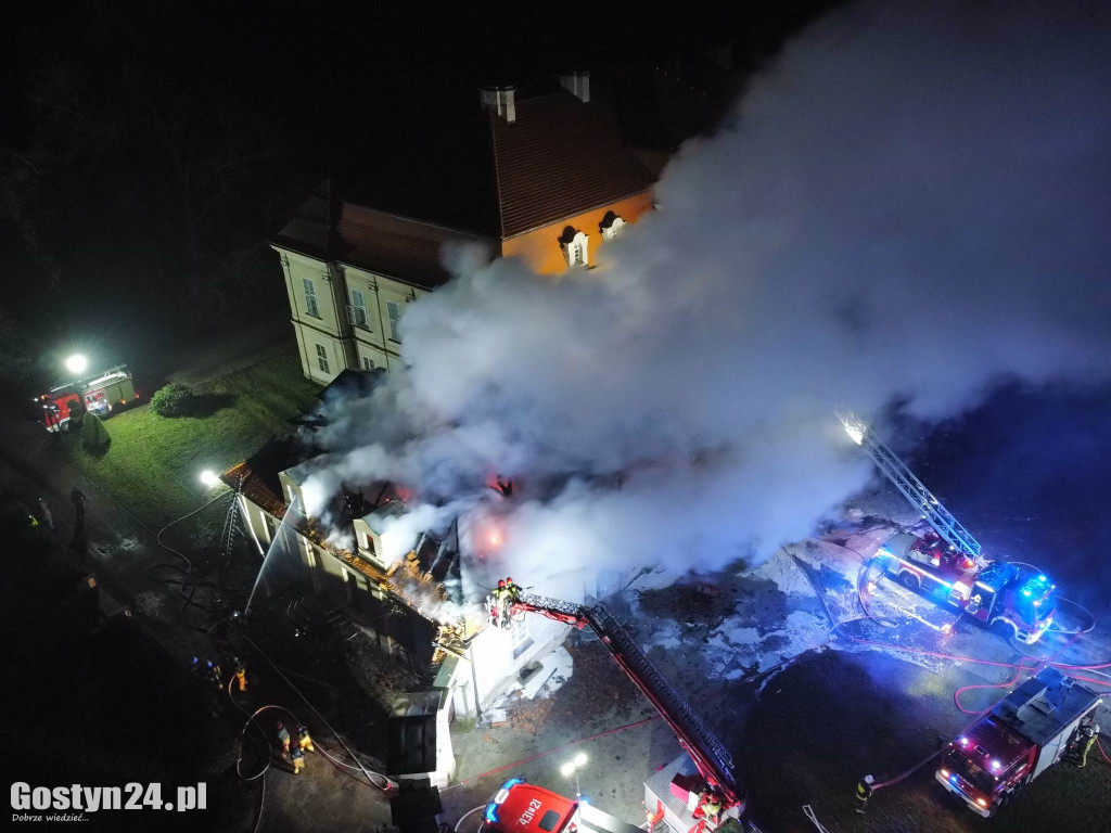 Potężny pożar zabytkowego pałacu w Pępowie.