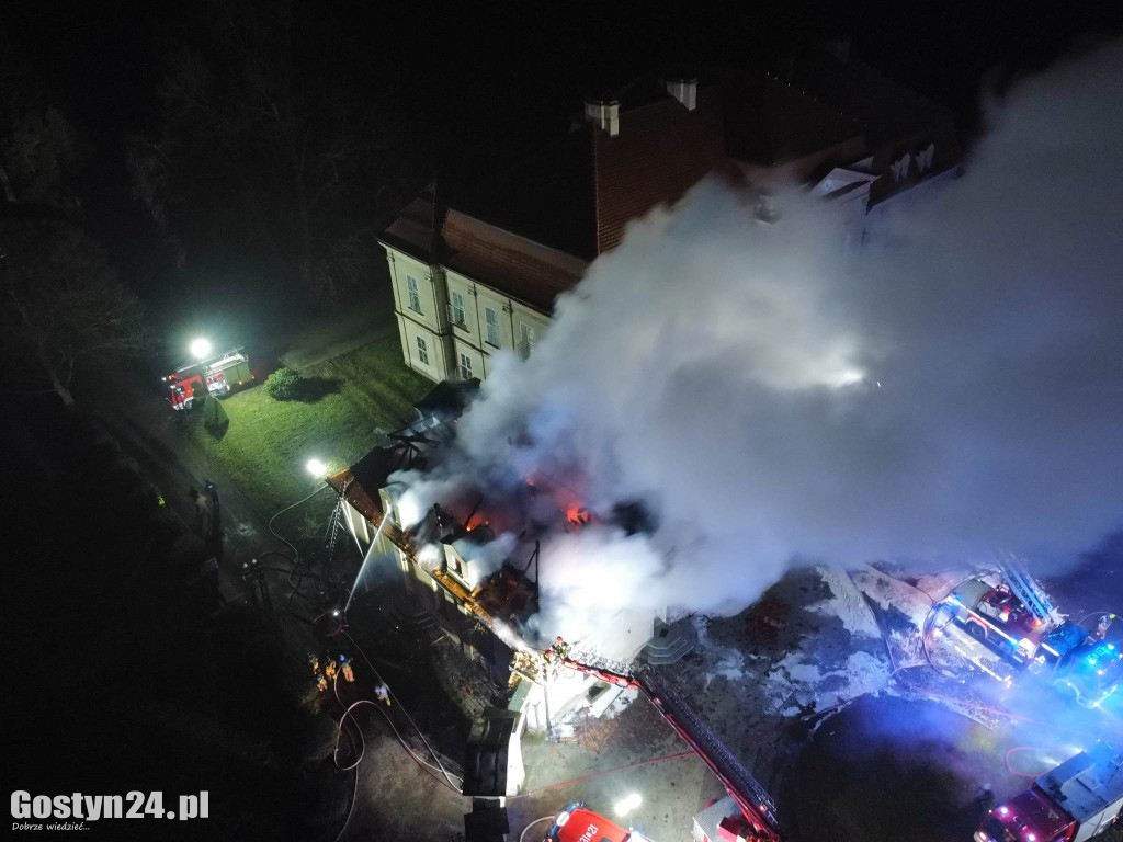 Potężny pożar zabytkowego pałacu w Pępowie.
