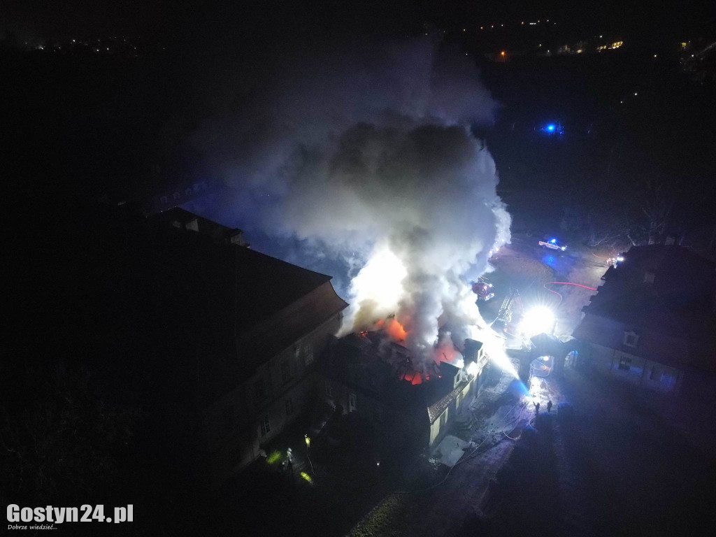 Potężny pożar zabytkowego pałacu w Pępowie.