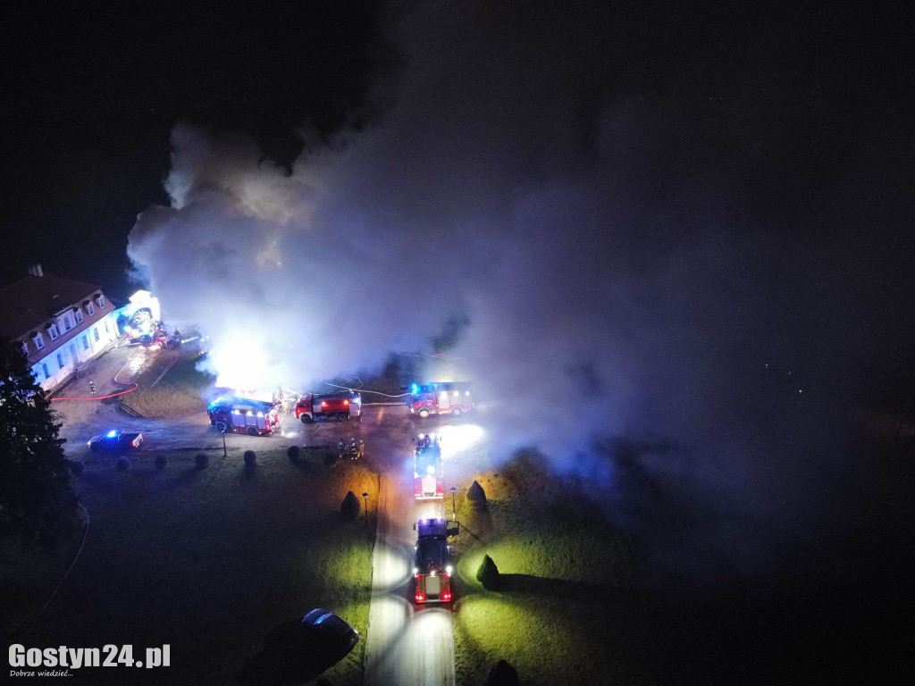 Potężny pożar zabytkowego pałacu w Pępowie.
