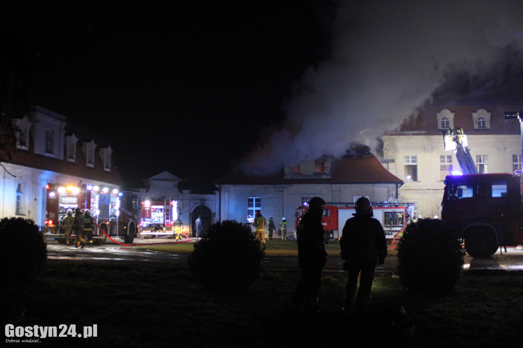 Potężny pożar zabytkowego pałacu w Pępowie.