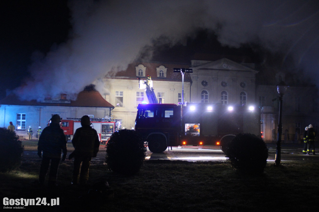 Potężny pożar zabytkowego pałacu w Pępowie.