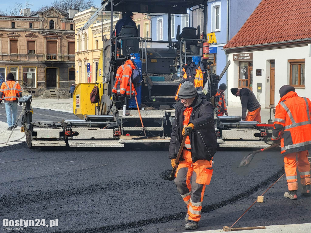 Układają asfalt wokół rynku w Krobi