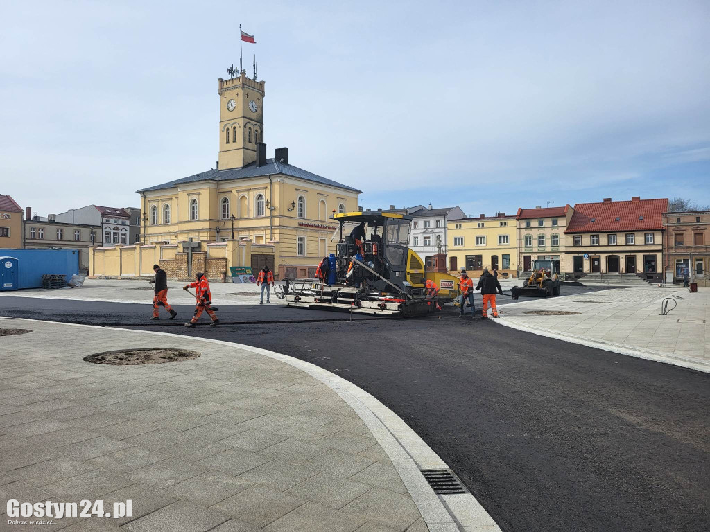 Układają asfalt wokół rynku w Krobi