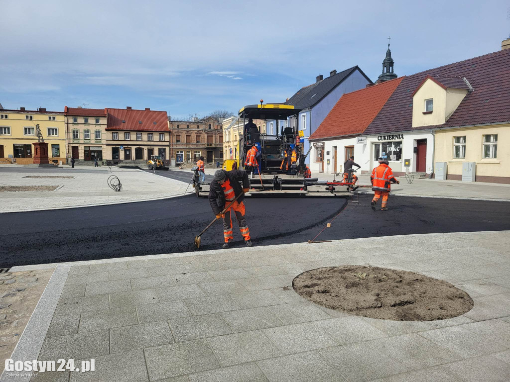 Układają asfalt wokół rynku w Krobi