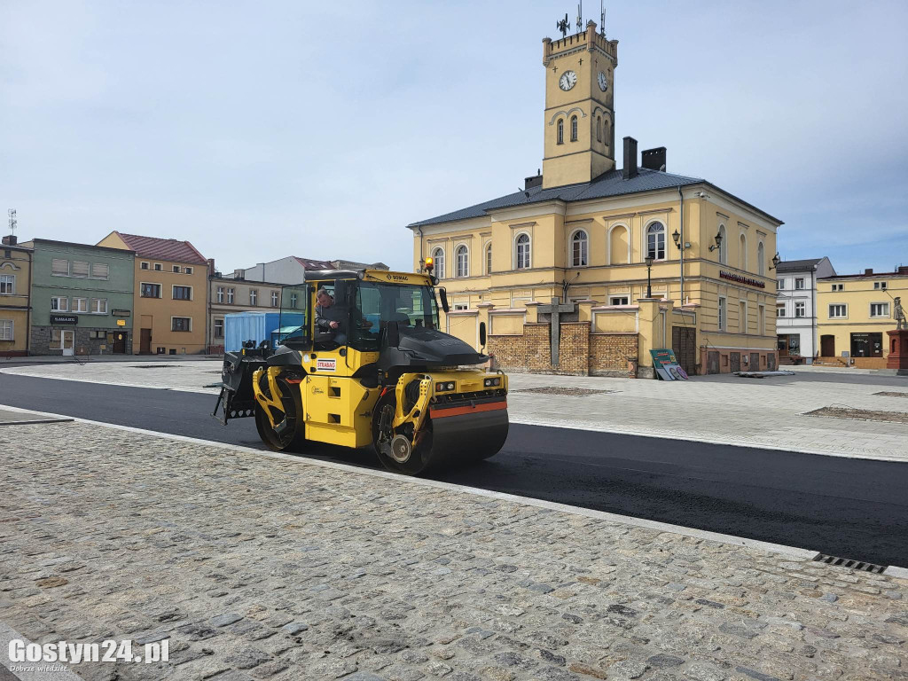 Układają asfalt wokół rynku w Krobi
