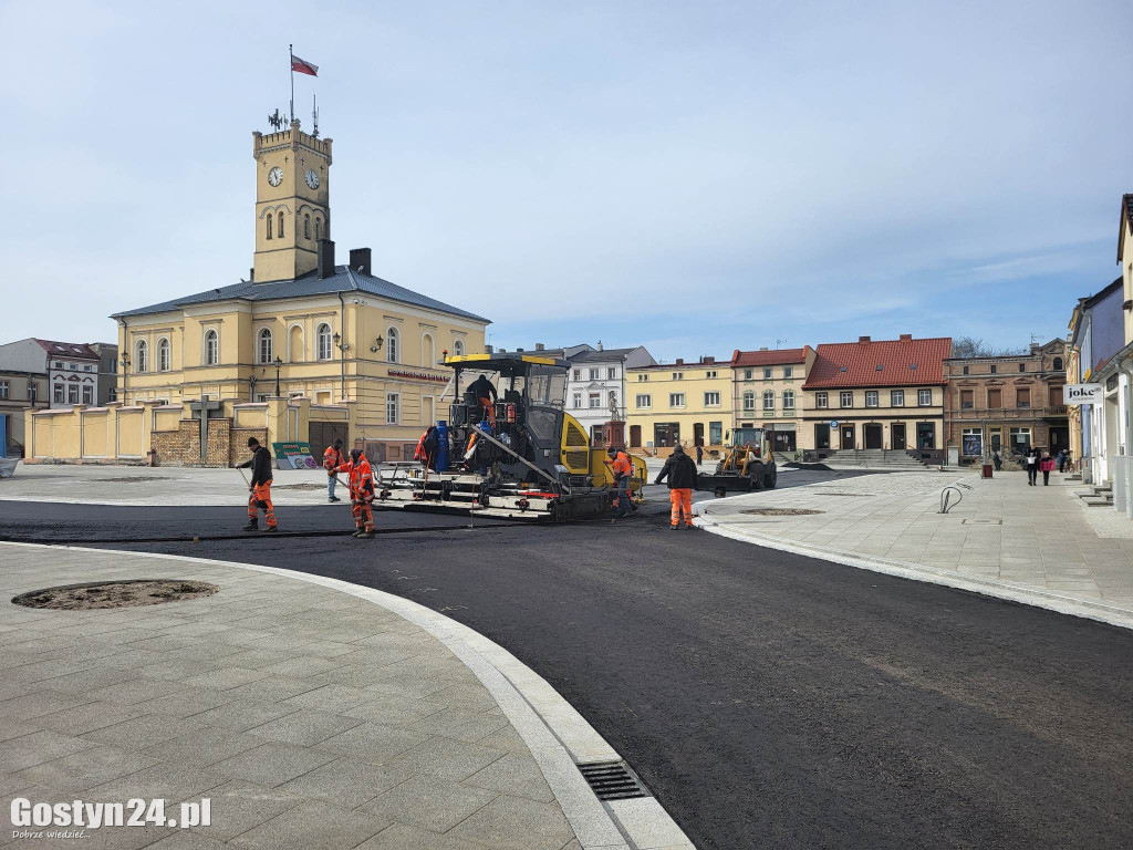 Układają asfalt wokół rynku w Krobi