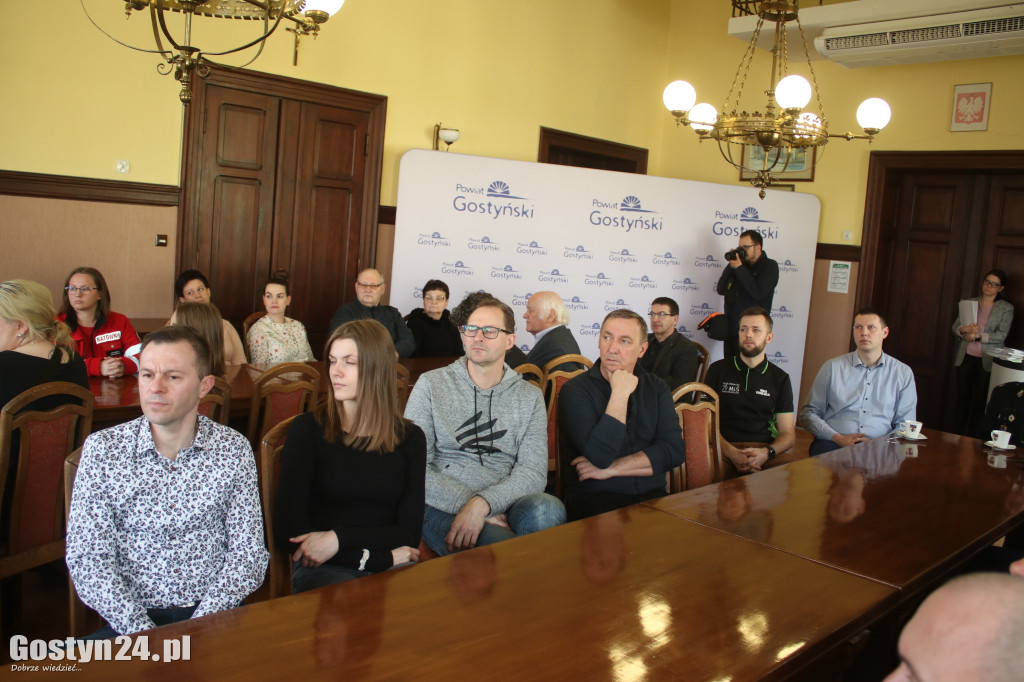 Rozdanie dotacji dla organizacji pozarządowych w powiecie